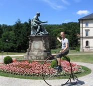 Das Denkmal für Ludwig I. (1786-1868) im Kurpark von Bad Brückenau zeigt den König als planenden Bauherrn. Es wurde 1897 von Ferdinand von Miller (1813-1887) geschaffen. Quelle: Touristikinformation Bad Brückenau