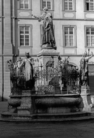 An dem nach ihm benannten Brunnen ist König Max I. Joseph (1756-1825) der mit segnender Hand dargestellt ist von den Heiligen Heinrich und Kunigunde Otto sowie von König Konrad III. umgeben. Der Brunnen stammt aus dem Jahr 1888 und steht inmitten des Max-Josephs-Platzes. Quelle: Touristikinformation Bamberg, Foto: Jürgen Schraudner (Mai 1989)