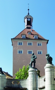 Prinzregent Luitpold (1821-1912) steht auf einem erhöhten Pfeiler am Eingang zum Stadtschloss in Heilsbronn. Er trägt Uniform. Auf den Pfeilern links und rechts daneben befindet sich je ein Löwe mit dem bayerischen Wappen. Quelle: Touristikinformation Heilsbronn