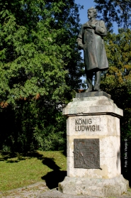 Der Sockel des Denkmals für Ludwig II. (1845-1886) trägt eine Gedenktafel für die gefallenen Soldaten der Kriege von 1866 und 1870/71. Quelle: Stadt Kolbermoor, Foto: Elvis Visnjic 2005