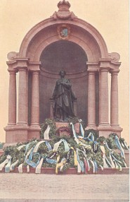 Die Postkarte zeigt das Denkmal für Ludwig II. (1845-1886) auf der Münchner Corneliusbrücke. Dieses Bronzemonument aus dem Jahr 1910 wurde während des Zweiten Weltkriegs zerstört. Quelle: Touristikinformation München